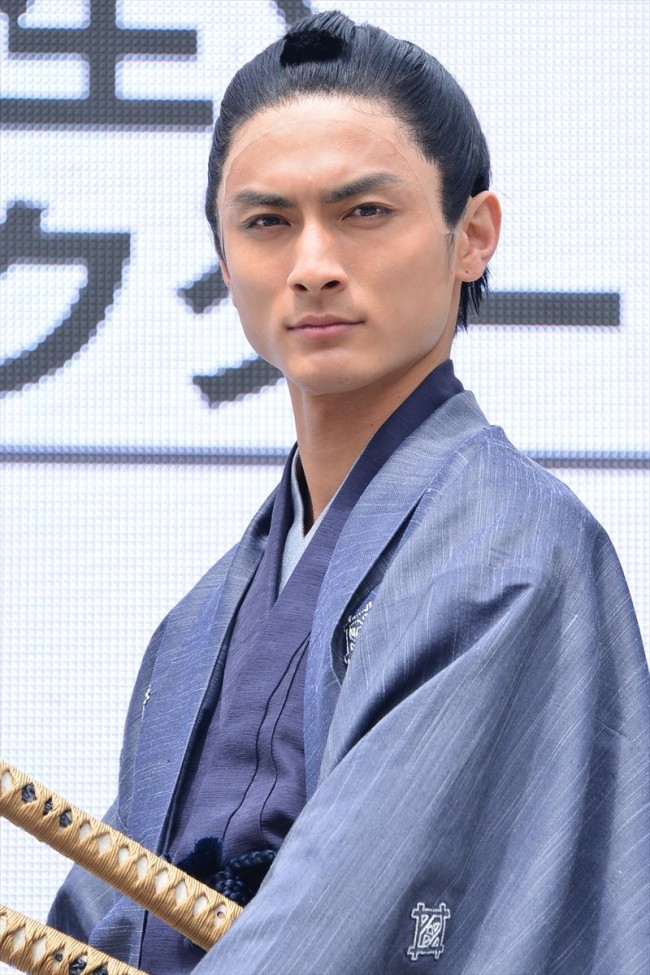 キリンビールの新CM発表会に侍姿で登壇した高良健吾