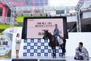 キリンビールの新CM発表会に侍姿で登壇した高良健吾