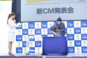 キリンビールの新CM発表会に侍姿で登壇した高良健吾