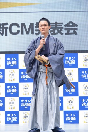 キリンビールの新CM発表会に侍姿で登壇した高良健吾