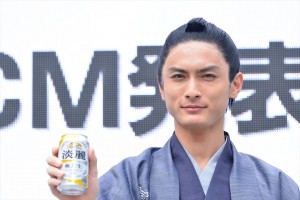 キリンビールの新CM発表会に侍姿で登壇した高良健吾