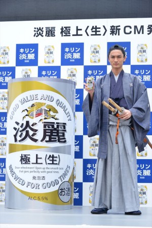 キリンビールの新CM発表会に侍姿で登壇した高良健吾