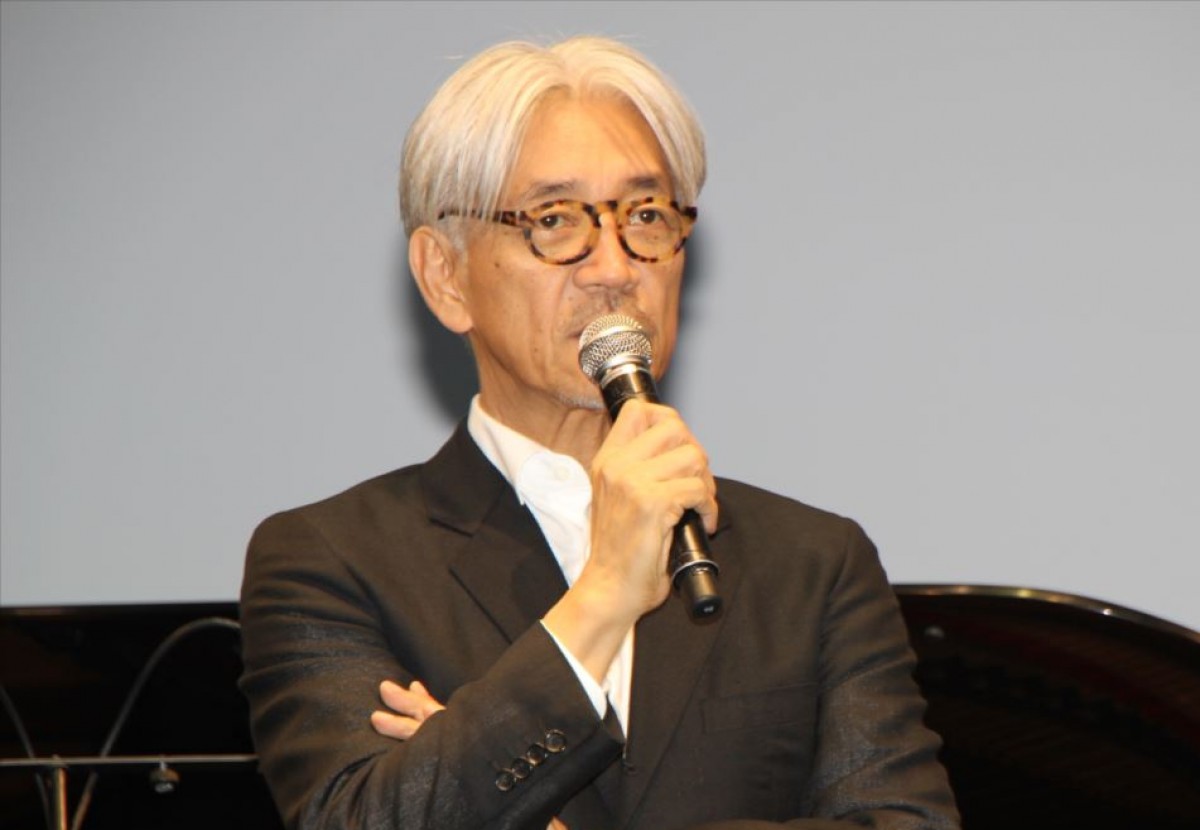 坂本龍一、『レヴェナント』上映会でピアノ演奏　イニャリトゥ監督のこだわりに苦笑い