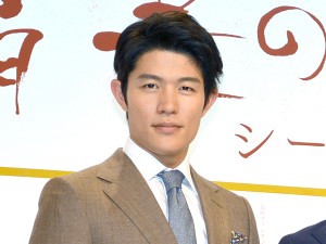 『精霊の守り人』シーズン2出演者発表会見に登壇した鈴木亮平