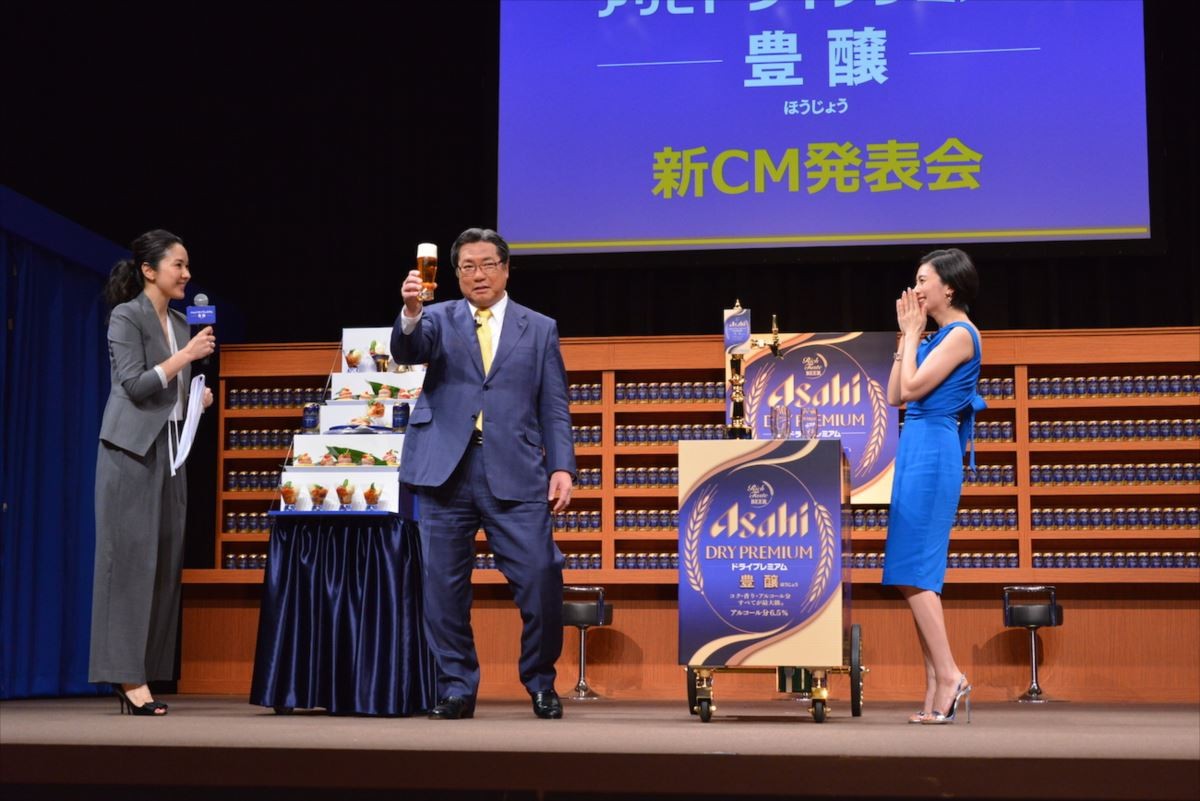 柴咲コウ、“背中開き”妖艶ドレス披露　オススメ料理でアサヒビール社長も魅了