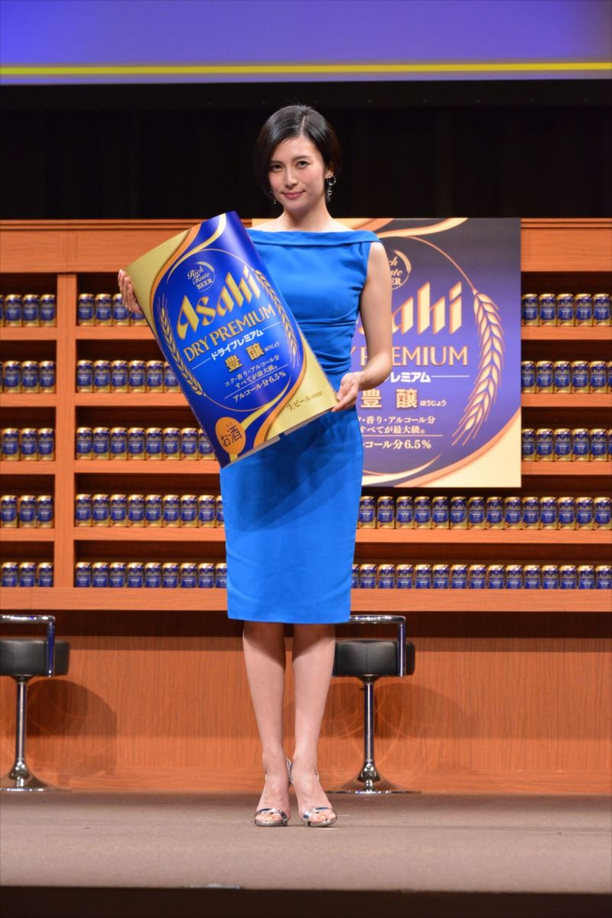 柴咲コウ、“背中開き”妖艶ドレス披露　オススメ料理でアサヒビール社長も魅了