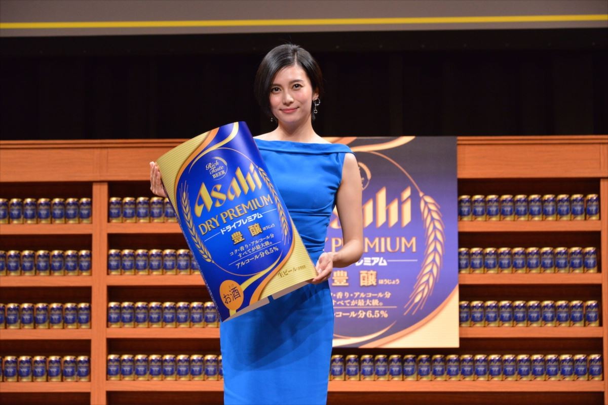柴咲コウ、“背中開き”妖艶ドレス披露　オススメ料理でアサヒビール社長も魅了