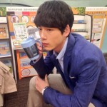 坂口健太郎、マグカップ片手にモデルポーズ「さすがメンノンモデル」
