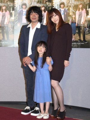 ドラマ『奇跡の人』記者会見に登壇した峯田和伸、麻生久美子、住田萌乃