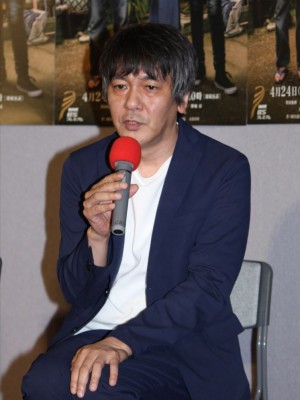 ドラマ『奇跡の人』記者会見に登壇した脚本家の岡田惠和