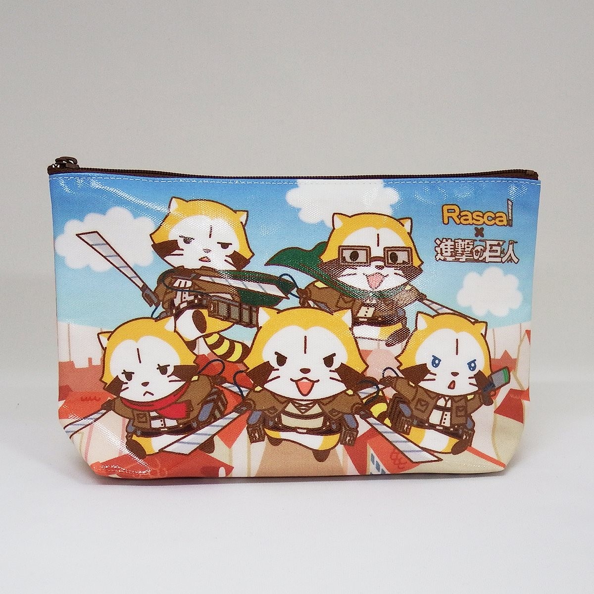 ラスカル×進撃の巨人、コラボグッズ発売　“あらいぐま兵士”が立体機動で宙を舞う