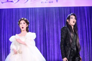 『エリザベート－愛と死の輪舞（ロンド）－』制作発表会見に出席した実咲凜音、朝夏まなと