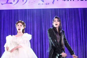 『エリザベート－愛と死の輪舞（ロンド）－』制作発表会見に出席した実咲凜音、朝夏まなと