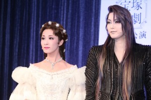 『エリザベート－愛と死の輪舞（ロンド）－』制作発表会見に出席した実咲凜音、朝夏まなと