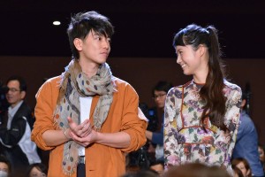 『世界から猫が消えたなら』完成披露舞台挨拶に登壇した佐藤健と宮崎あおい