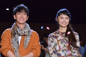 『世界から猫が消えたなら』完成披露舞台挨拶に登壇した佐藤健と宮崎あおい