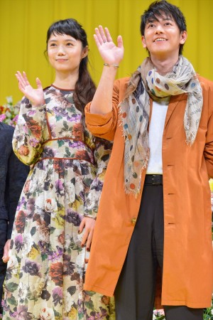 『世界から猫が消えたなら』完成披露舞台挨拶に登壇した佐藤健と宮崎あおい