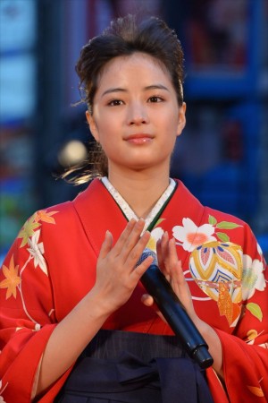 『ちはやふる 下の句』レッドカーペットイベントに登壇した広瀬すず