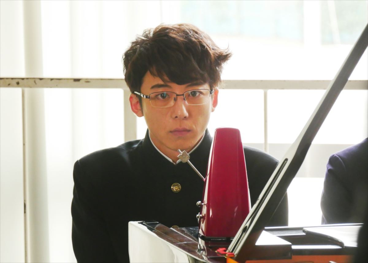 『民王』秘書・貝原の学ラン姿公開！ 高橋一生「35歳にしてまさか」