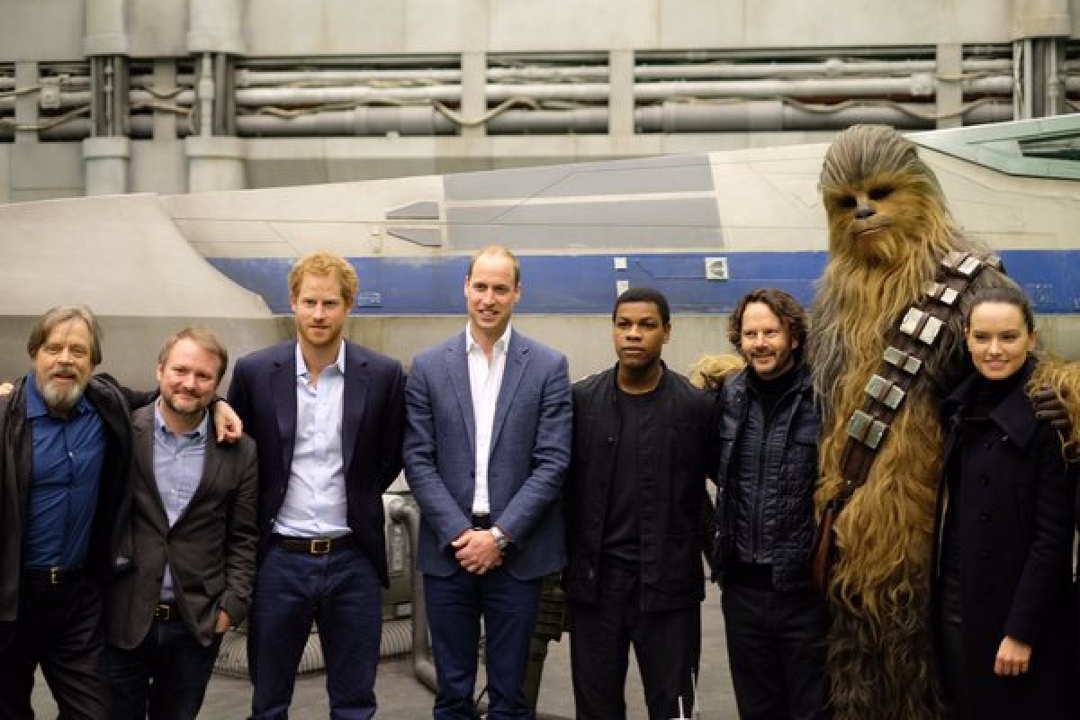 ウィリアム王子&ヘンリー王子、『スター・ウォーズ』新作の撮影現場を訪問