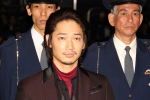 『日本で一番悪い奴ら』完成披露舞台挨拶に出席した綾野剛