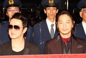 『日本で一番悪い奴ら』完成披露舞台挨拶に出席した中村獅童、綾野剛