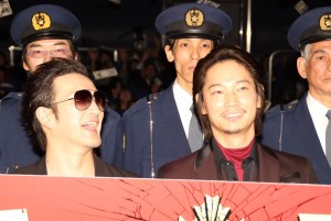 『日本で一番悪い奴ら』完成披露舞台挨拶に出席した中村獅童、綾野剛