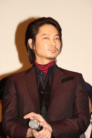 『日本で一番悪い奴ら』完成披露舞台挨拶に出席した綾野剛