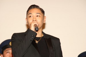 『日本で一番悪い奴ら』完成披露舞台挨拶に出席したYOUNG DAIS