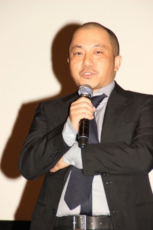 『日本で一番悪い奴ら』完成披露舞台挨拶に出席した白石和彌監督