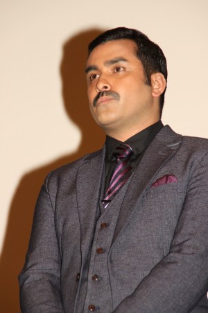 『日本で一番悪い奴ら』完成披露舞台挨拶に出席した植野行雄（デニス）