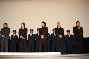 『日本で一番悪い奴ら』完成披露舞台挨拶の様子