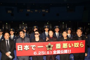 『日本で一番悪い奴ら』完成披露舞台挨拶の様子