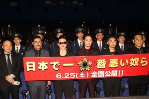 『日本で一番悪い奴ら』完成披露舞台挨拶の様子