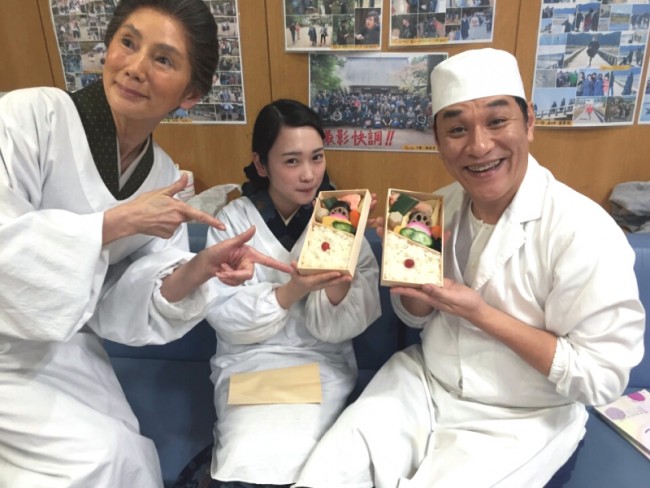 『とと姉ちゃん』秋野暢子、ピエール瀧、川栄李奈の「仕出し屋 森田屋」3ショット