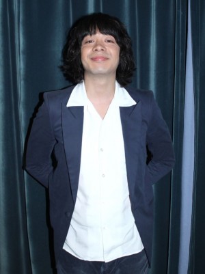 プレミアムドラマ『奇跡の人』で麻生久美子と共演する峯田和伸