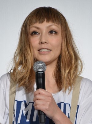 『内村さまぁ～ず THE MOVIE エンジェル』完成披露舞台挨拶に登場した吉村由美（PUFFY）