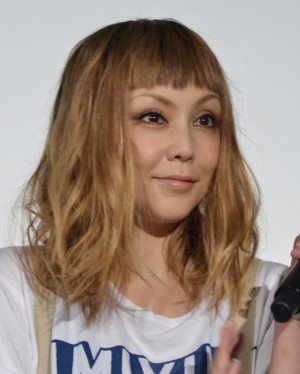 『内村さまぁ～ず THE MOVIE エンジェル』完成披露舞台挨拶に登場した吉村由美（PUFFY）