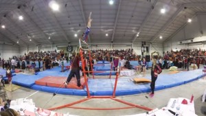 神業！体操のコーチが選手を救う　頭を強打する直前