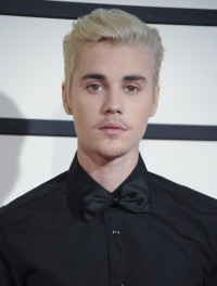 目尻に小さな十字架のタトゥーをいれたジャスティン・ビーバー