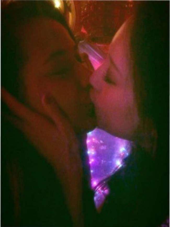 菜々緒、浦浜アリサとのキス写真公開。