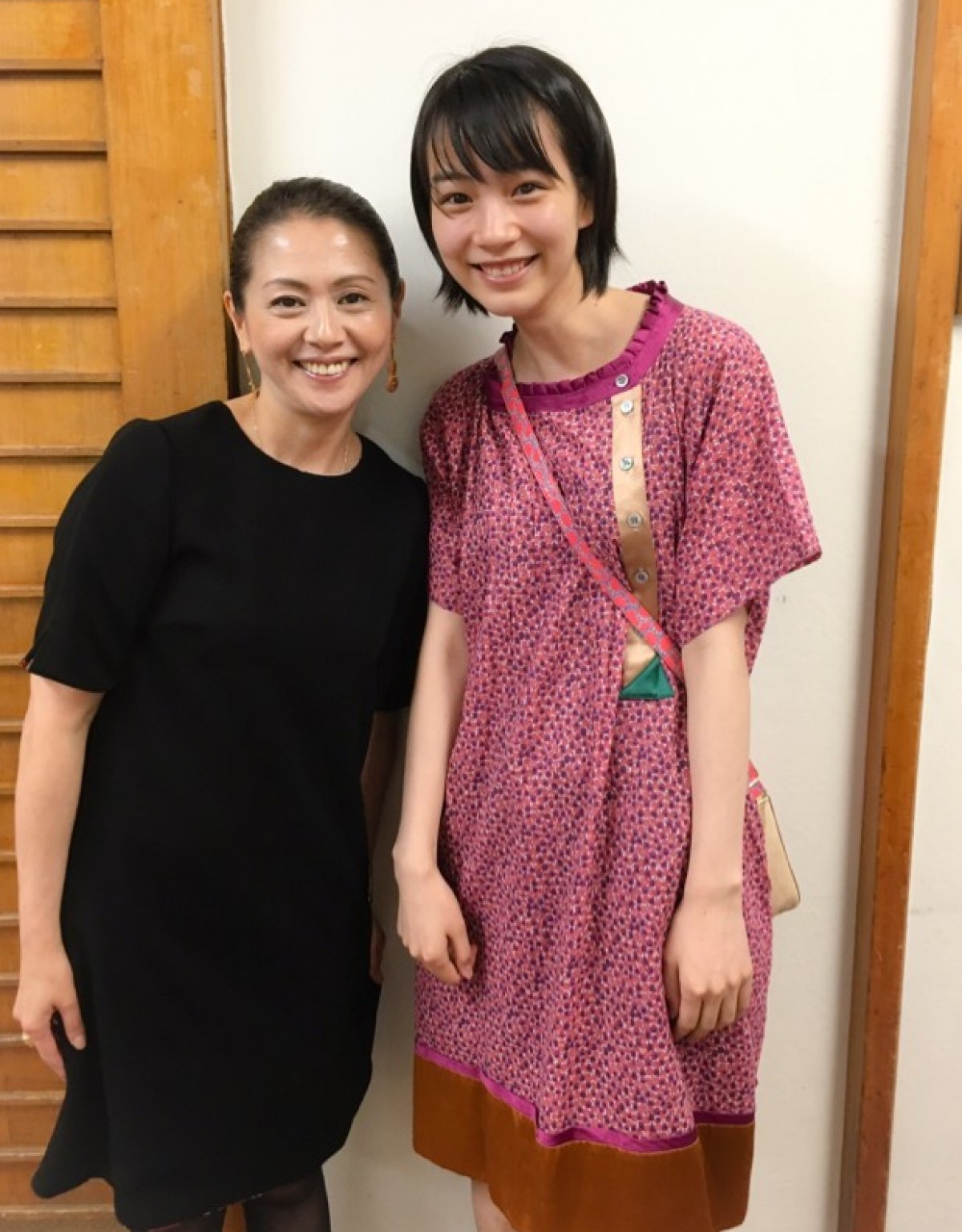 能年玲奈、“ママ”小泉今日子と満面の笑みで2ショット