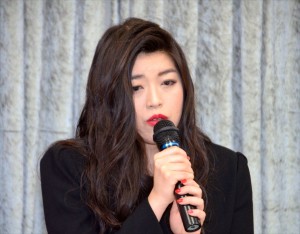 バブル系地下セクシーアイドル“ベッド・イン”による「射罪会見」の様子