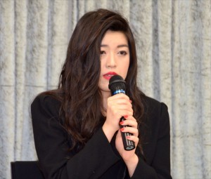 バブル系地下セクシーアイドル“ベッド・イン”による「射罪会見」の様子