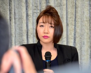 バブル系地下セクシーアイドル“ベッド・イン”による「射罪会見」の様子