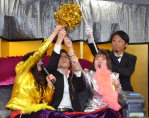 バブル系地下セクシーアイドル“ベッド・イン”による「射罪会見」の様子