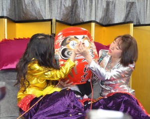 バブル系地下セクシーアイドル“ベッド・イン”による「射罪会見」の様子