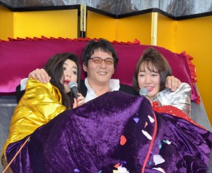 バブル系地下セクシーアイドル“ベッド・イン”による「射罪会見」の様子