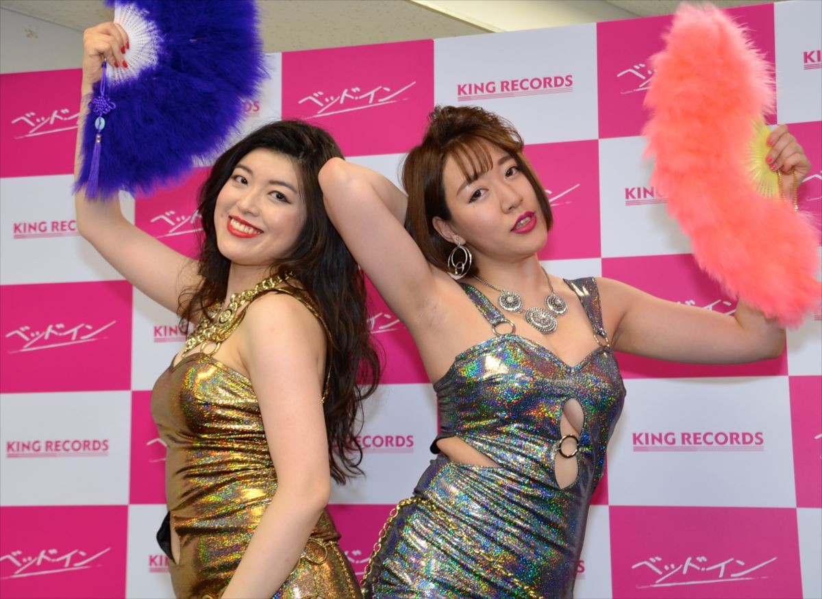 バブル系地下セクシーアイドル“ベッド・イン”による「射罪会見」の様子
