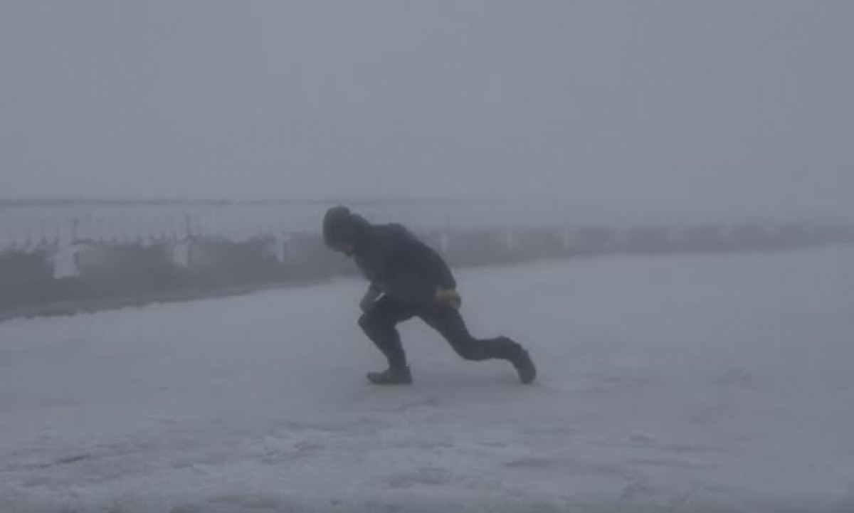 ＜動画＞体張りすぎ！気象観測員が強風に耐える姿に芸人魂をみた
